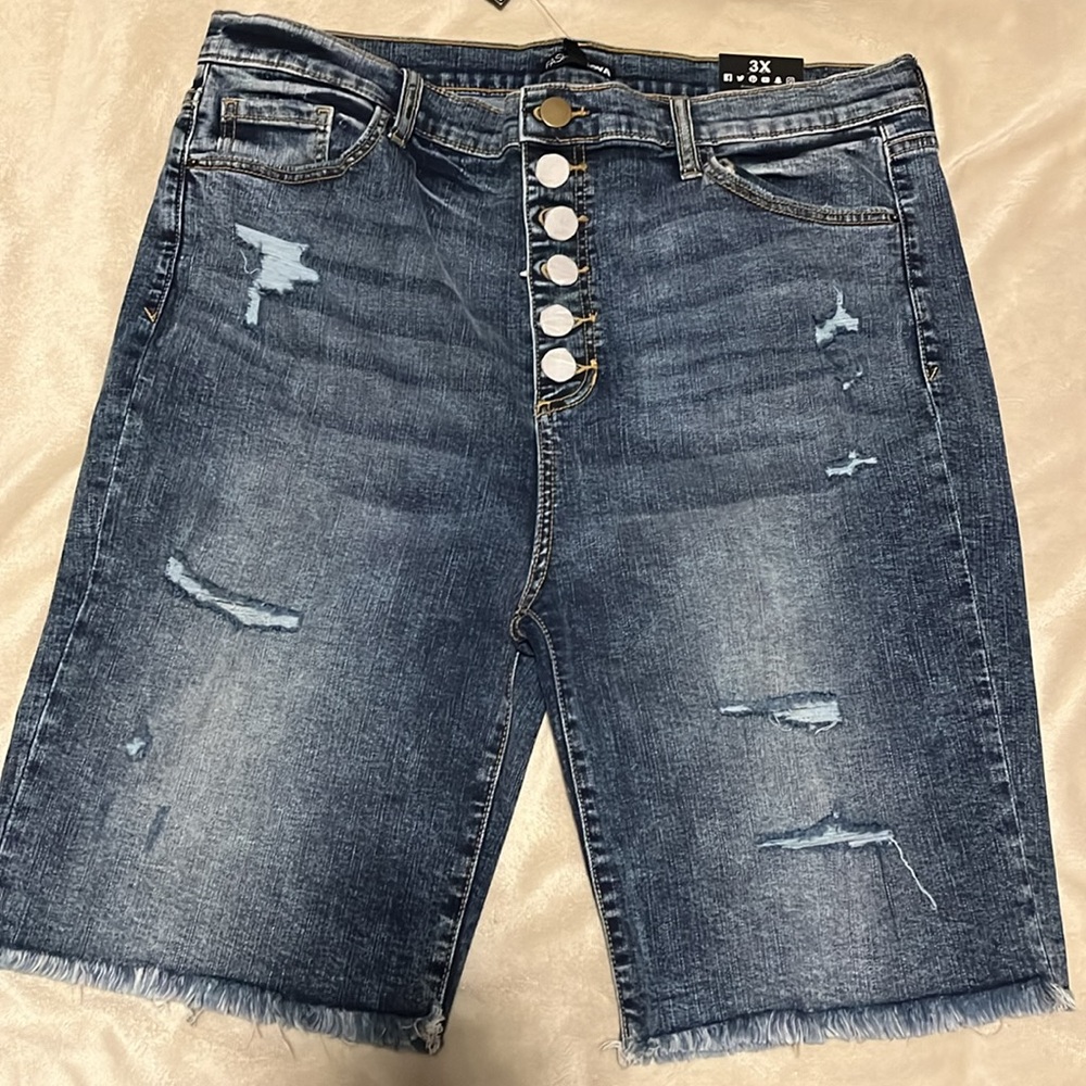 *NEW* Bermuda Ripped Short - Picture 3 of 4